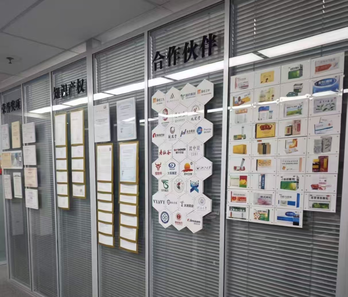 高科技实验室内部，精密仪器设备整齐排列，科研人员正在进行实验操作，现代化实验环境